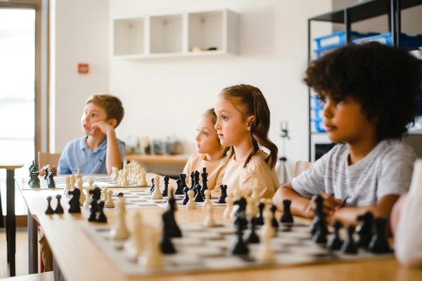 Apprendre les échecs aux enfants : guide ludique et stratégique